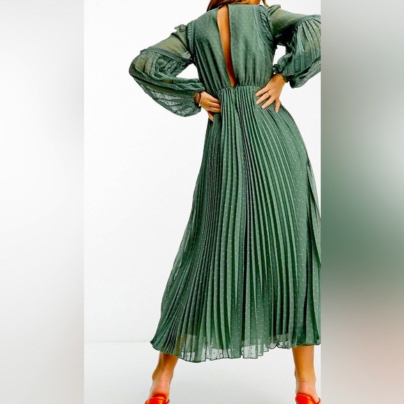 ASOS DESIGN CURVE FLORAL EMBROIDERED
NWOT LONG SLEEVE PLEATED DRESS - Picture 2 of 4